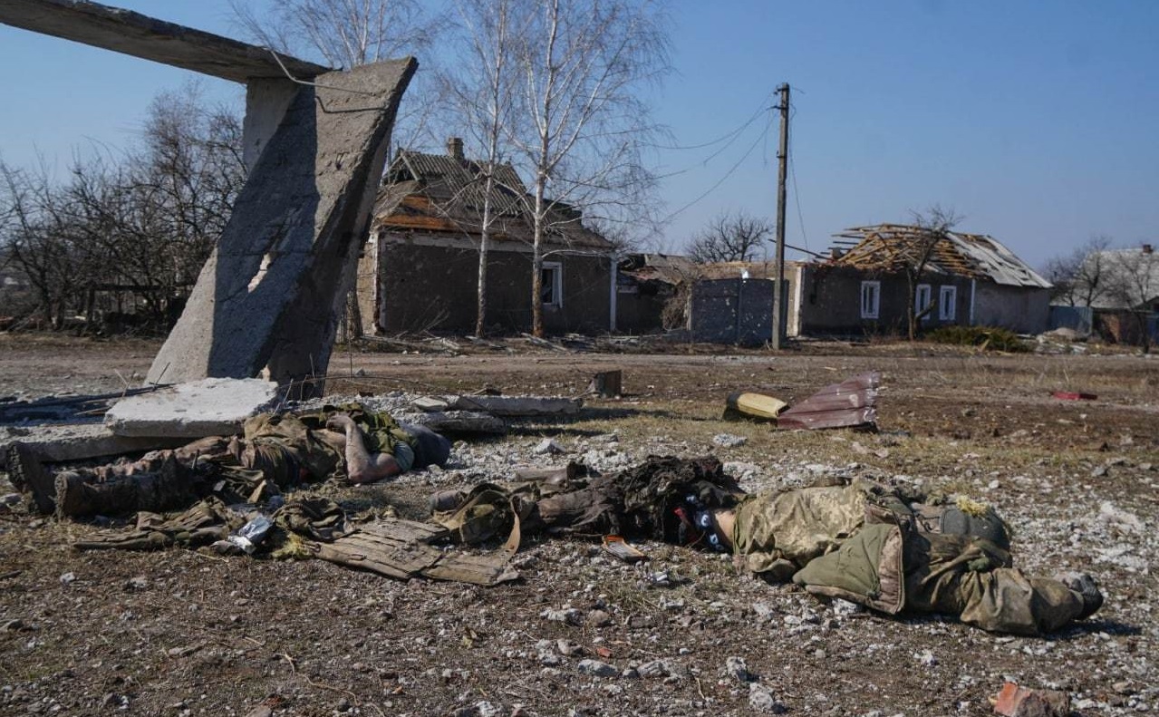 ����Ӫ��ʬ��ͷ���𣬶���ͳһ����װ�����ߣ�����˳��������ʬ��