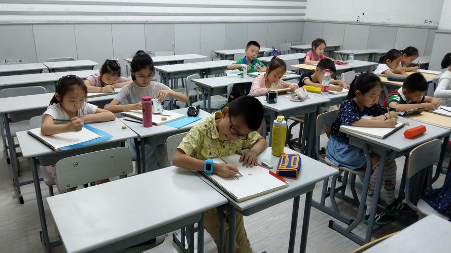 新学期座位如何定？按成绩不允许，按身高不公平，那就按关系分