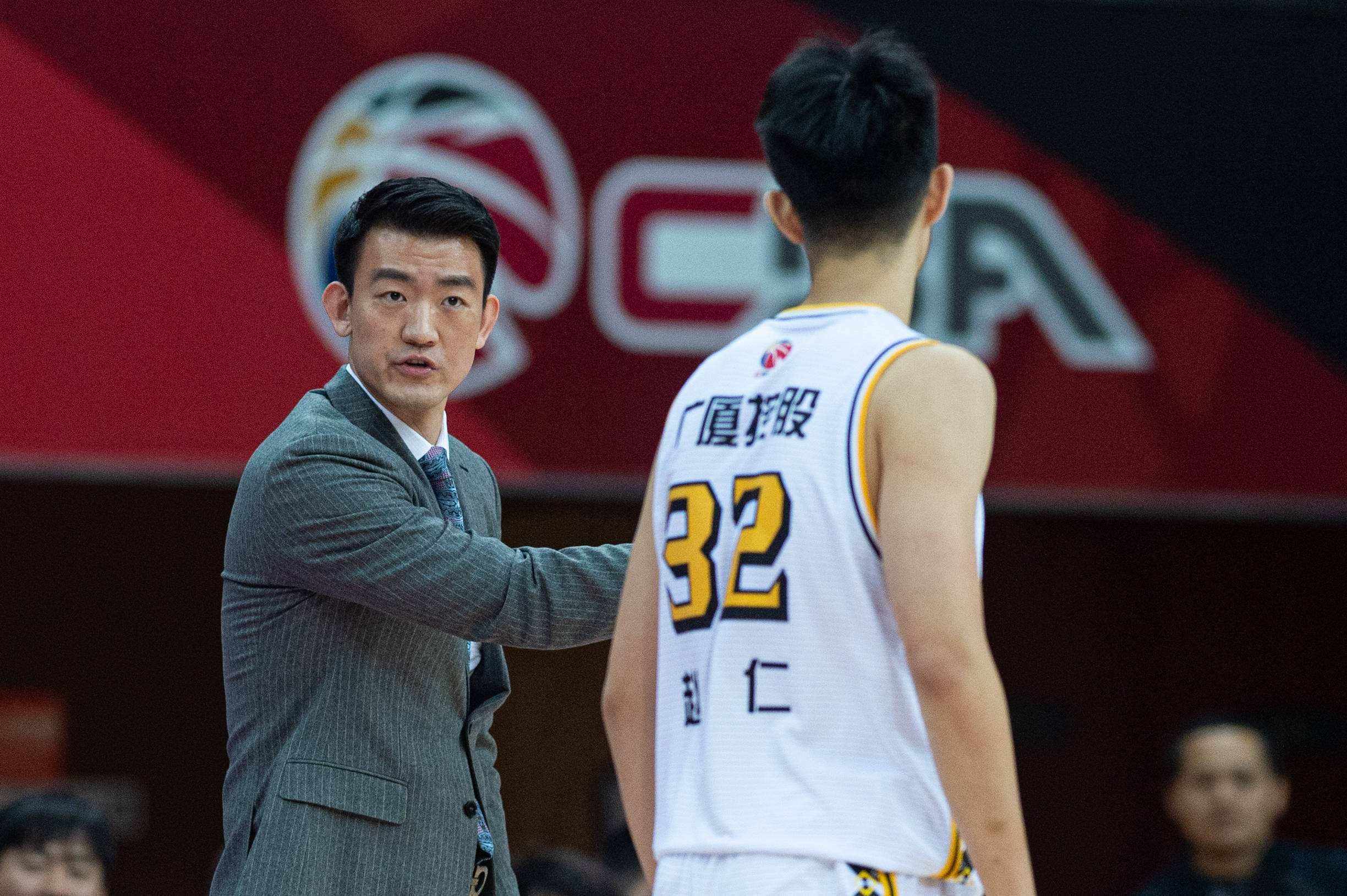 cba教练是哪里人(从“菜鸟”到浙江广厦主帅，CBA最佳黑马教练，王博改变广厦男篮)