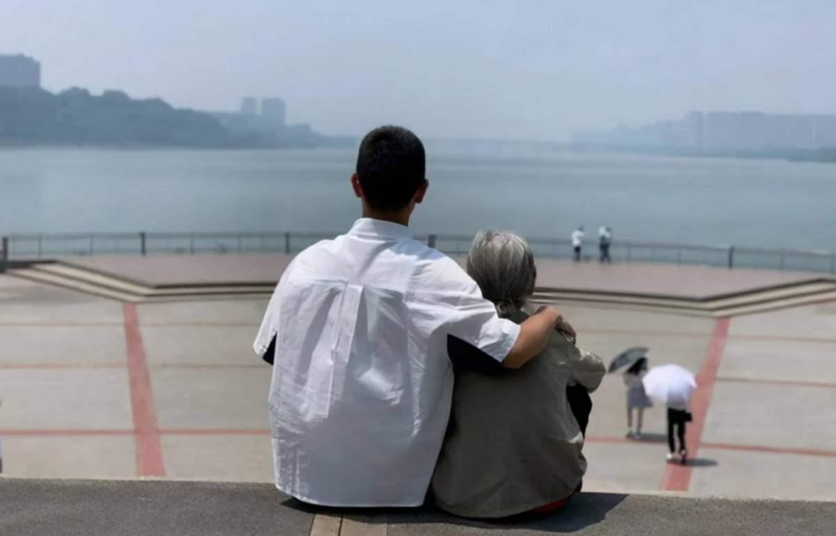 2021年，江西省24岁年轻人和85岁老人拍摄了“婚纱照”。