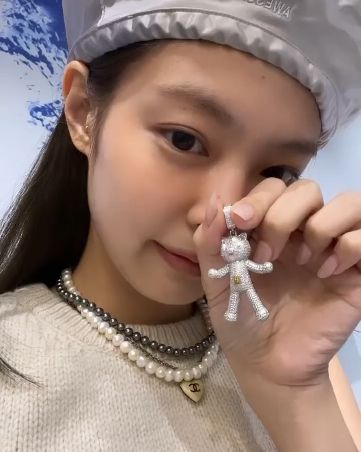 blackpink jennie晒近况,无名指上戒指引关注,公开日常可爱美貌