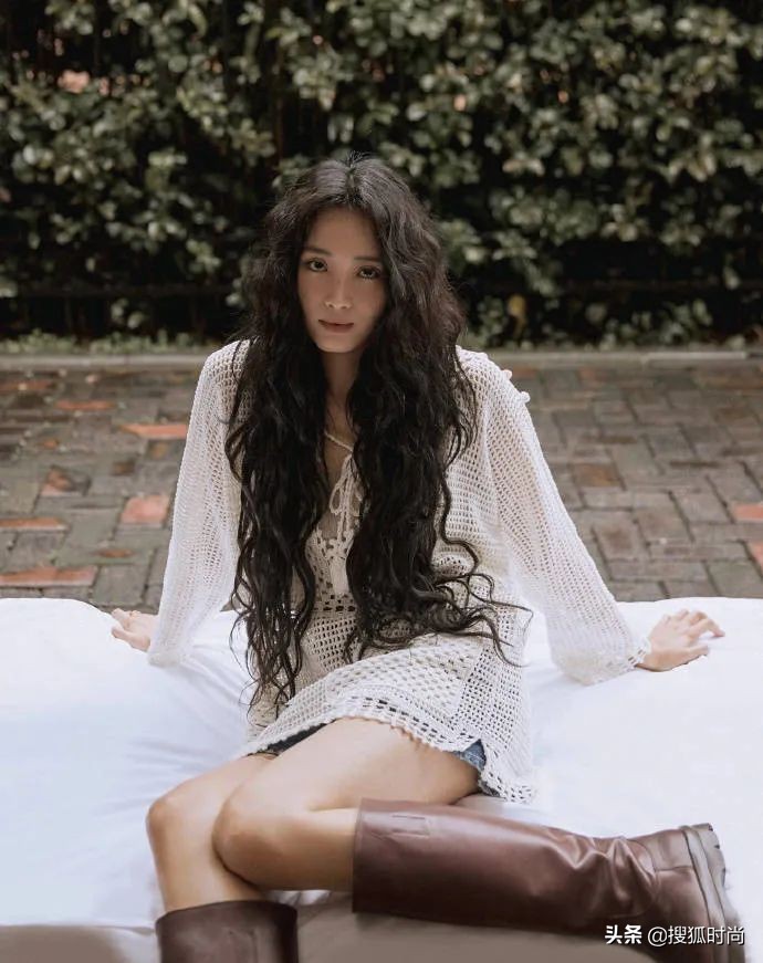 王紫璇《野蔷薇》造型好惊艳，复古卷发又美又飒，甜美帅气两不误