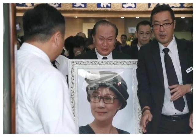 《上海滩》42年过去，演员差距大，男二66像36岁，2位老戏骨离世