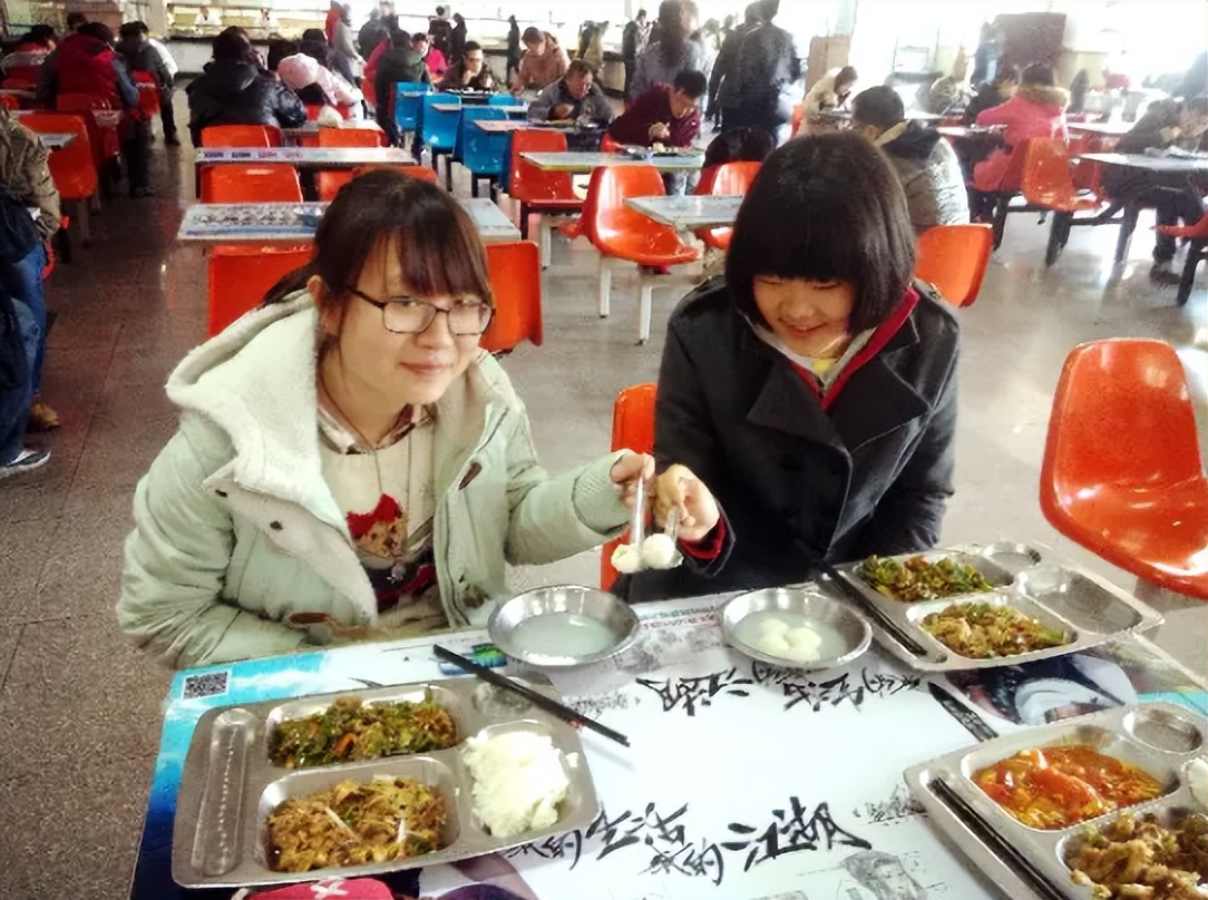 大学食堂两素一汤6.5元，贫困生吐槽太贵，校方回应叫人措手不及