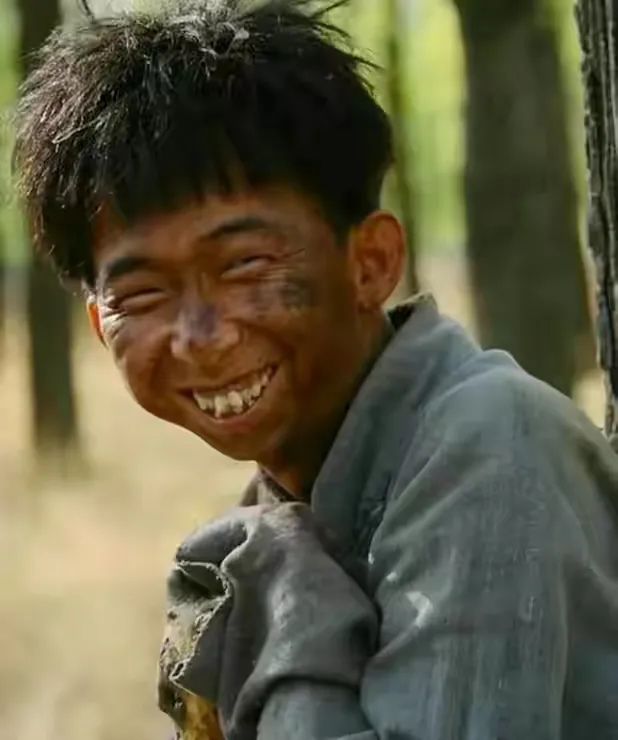 要钱没钱，要貌没貌！7位丑男演员娶的老婆，一个比一个漂亮