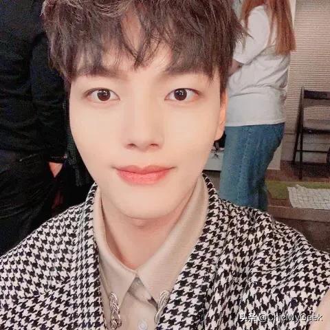 忠武路怪物新人！奶萌脸深邃腹肌，连IU都赞不绝口