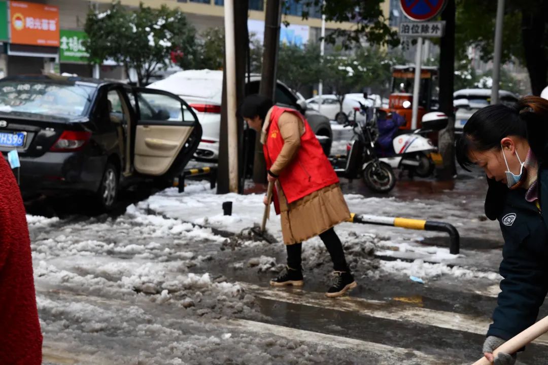 开通“暖心安全通道”—新邵县人民医院开展扫雪除冰志愿服务活动