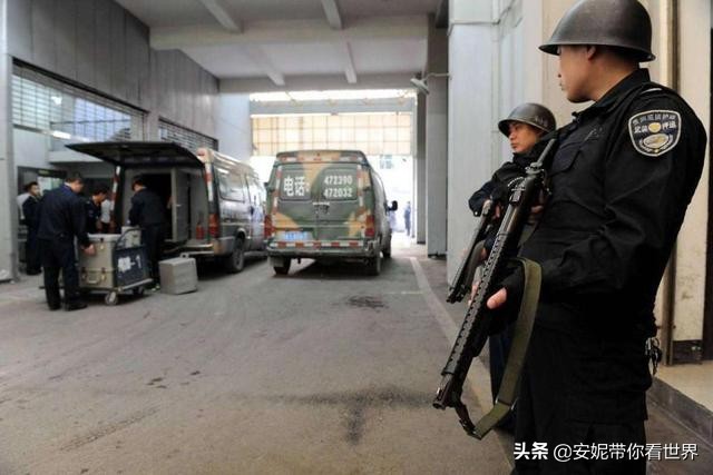 为啥群众不小心靠近了运钞车，却被押运员“大声呵斥”？