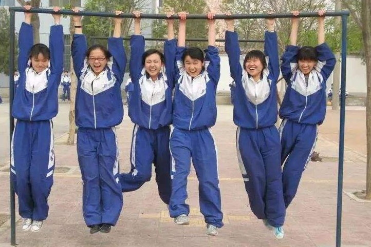 为防止中学生早恋，校长设计出一款“特殊校服”，真是用心良苦