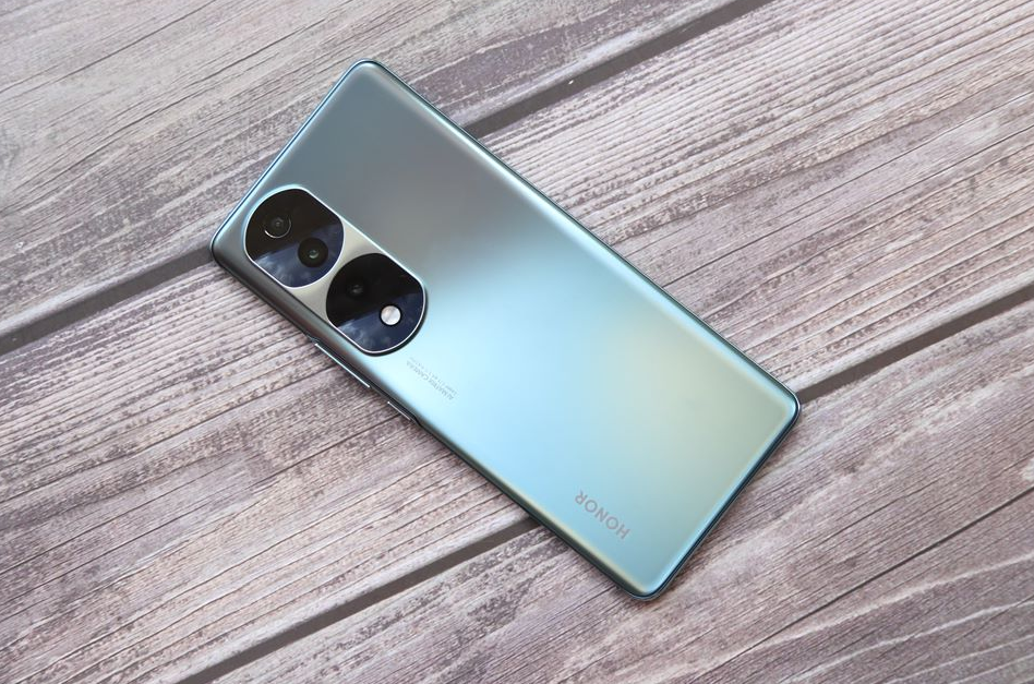 发布不到两个月跌至2999元，100W+256GB，荣耀新机售价更亲民了