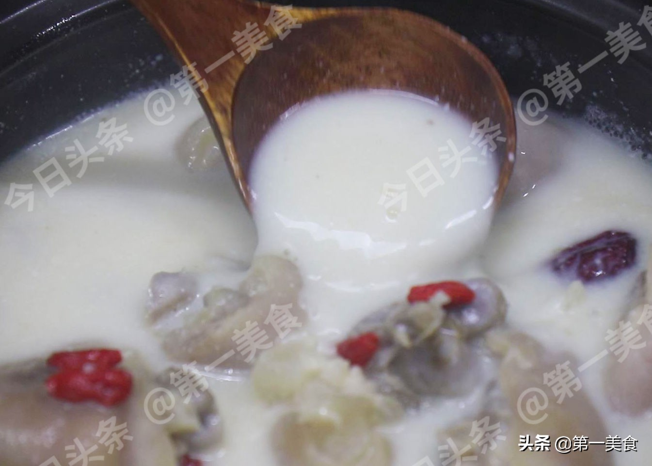 豬蹄湯,豬蹄湯怎么燉好喝又營養