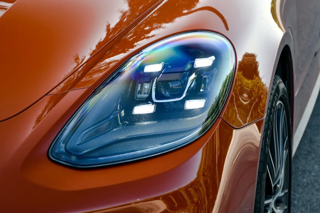 跑车的操控,豪车的舒适,这台保时捷比奔驰更香?