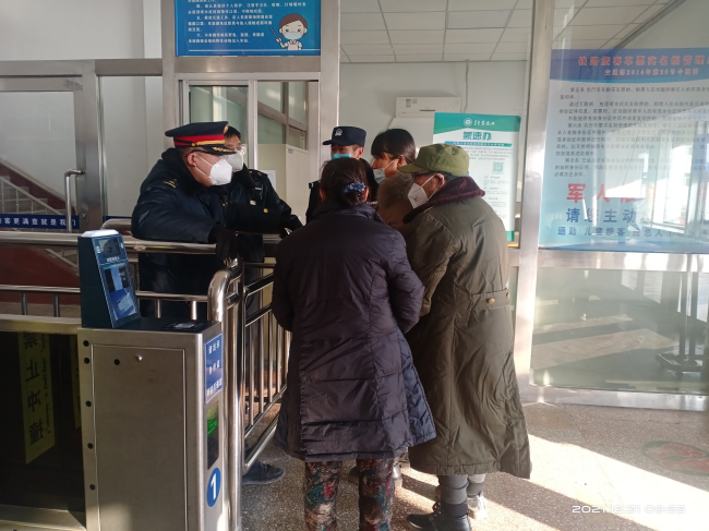 乌海市解放路派出所民警帮助患病老人去异地就医