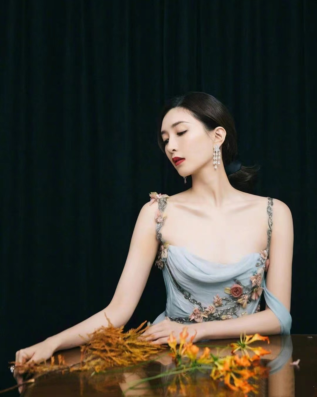 江疏影"花仙子"造型美绝了,吊带缀花裙秀曲线身材,凹凸感迷人