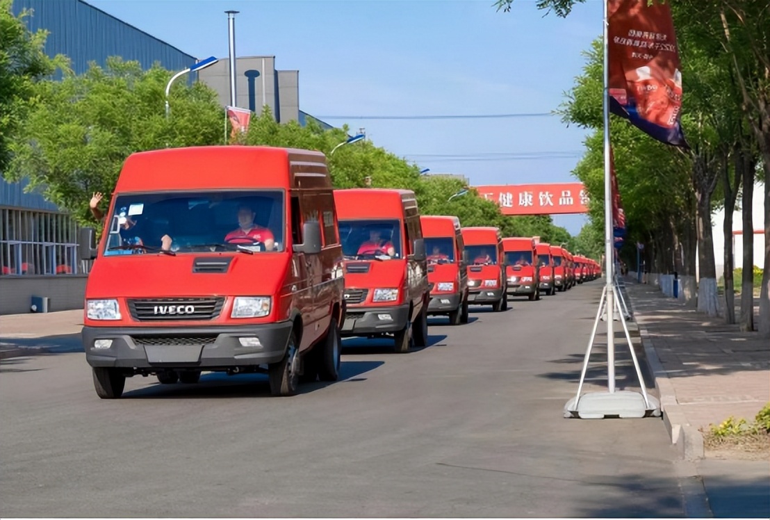 南京依维柯批量交付“红色钢铁方阵”助力冠芳打造物流系统