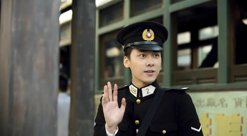 在电视剧《麻雀》和《建军大业》中,李易峰都有过军装造型.