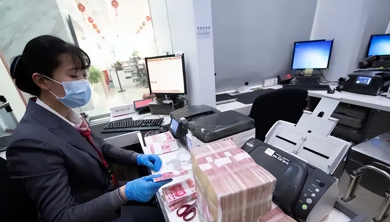 公务员工资有“新调整”，年终奖或将下降，老师会受影响吗？