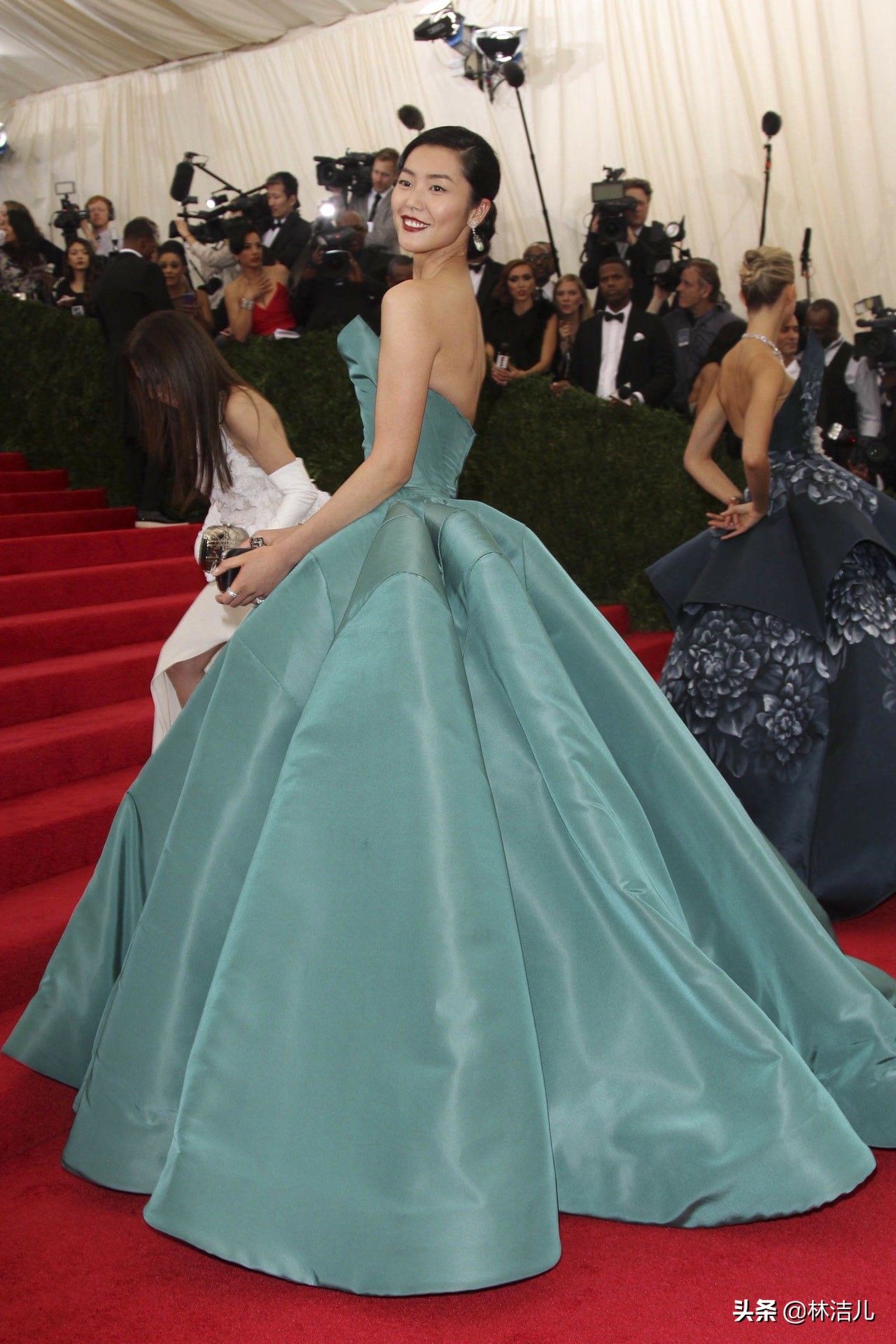 菱形脸不完美？但刘雯却美成仙女了，全靠修容让脸部线条更流畅