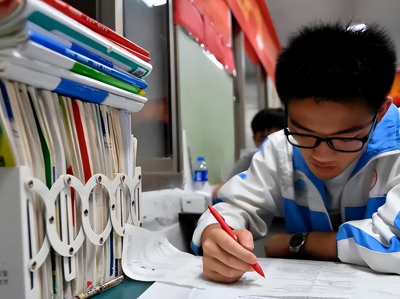 高考生迎来“好消息”，2022录取分数线或将下降，中等生最受益