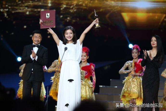 邓家佳长腿细腰性感迷人，如何抹平突出小腹，解锁同款S曲线？