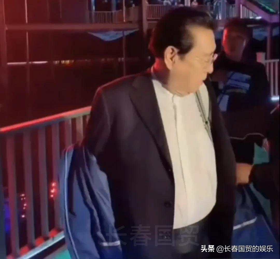 著名歌唱家李双江近照曝光，82岁仍然坚持演出，面色红润老当益壮
