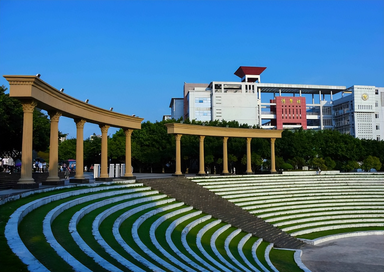 就“唐山打人事件”，大学生刘某发布不当言论，现已被警告处分