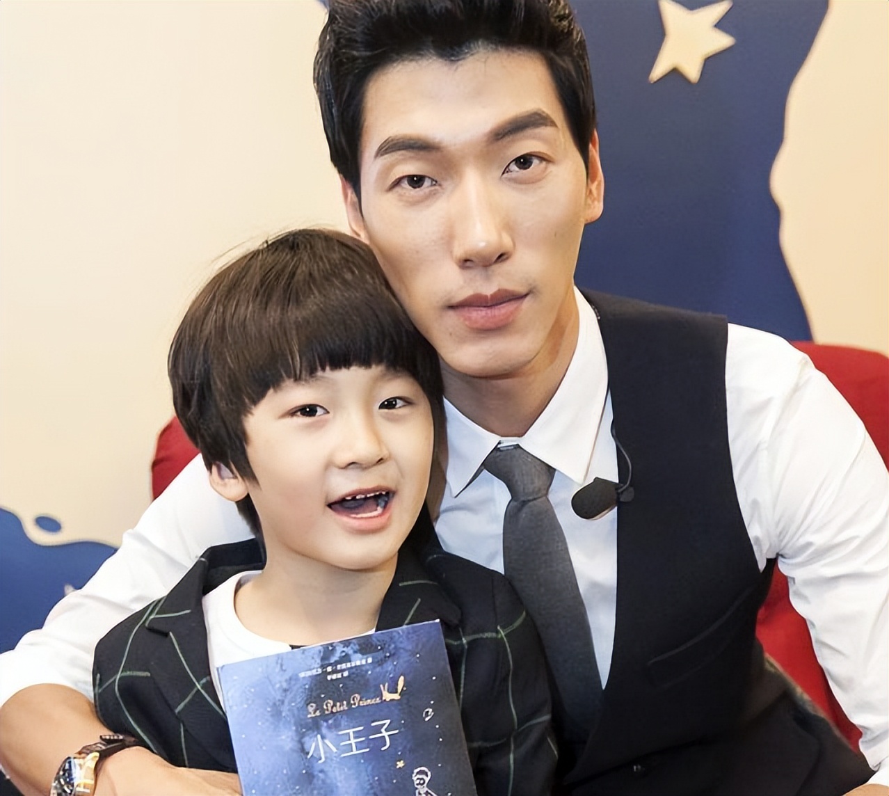 已经长成一个阳光帅气的大男孩了,继承了父亲张亮的身高,和母亲寇静的