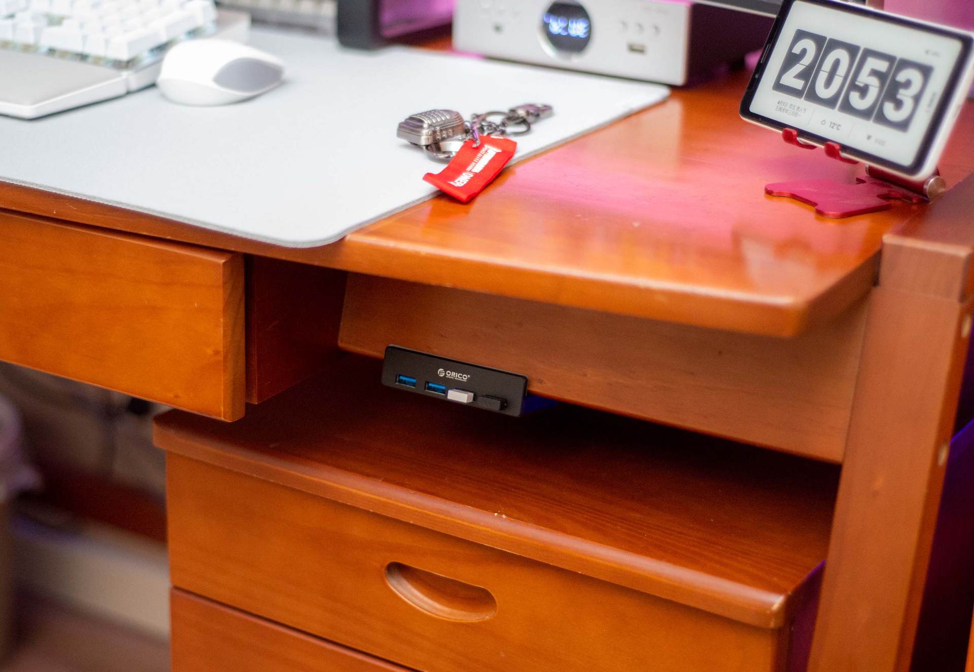 桌面改造 2.0，兼顾生产力与娱乐性的一体化空间