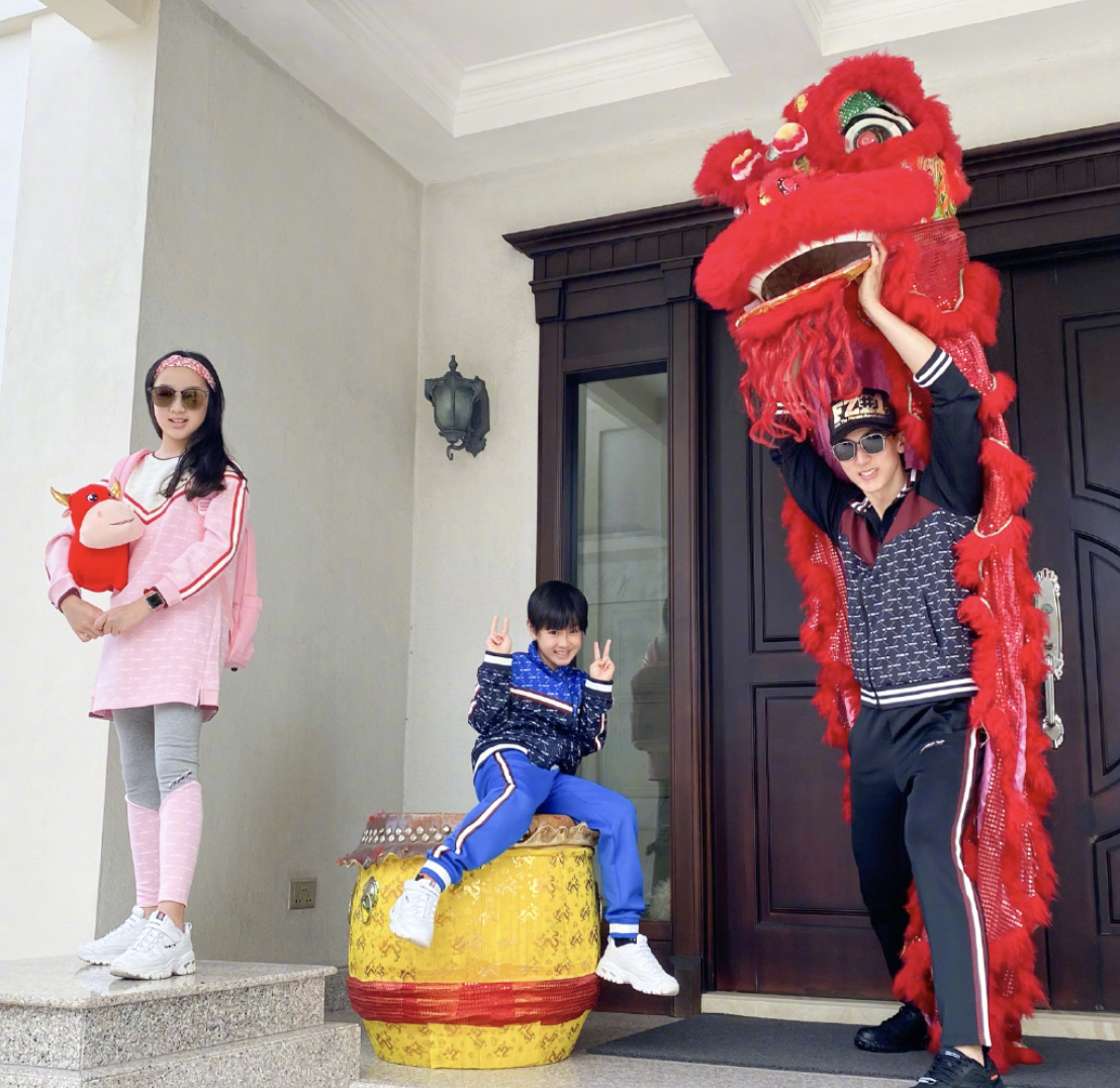 吴尊一家首次在中国过春节，夫妻庆祝相爱26周年，送花送吻超浪漫