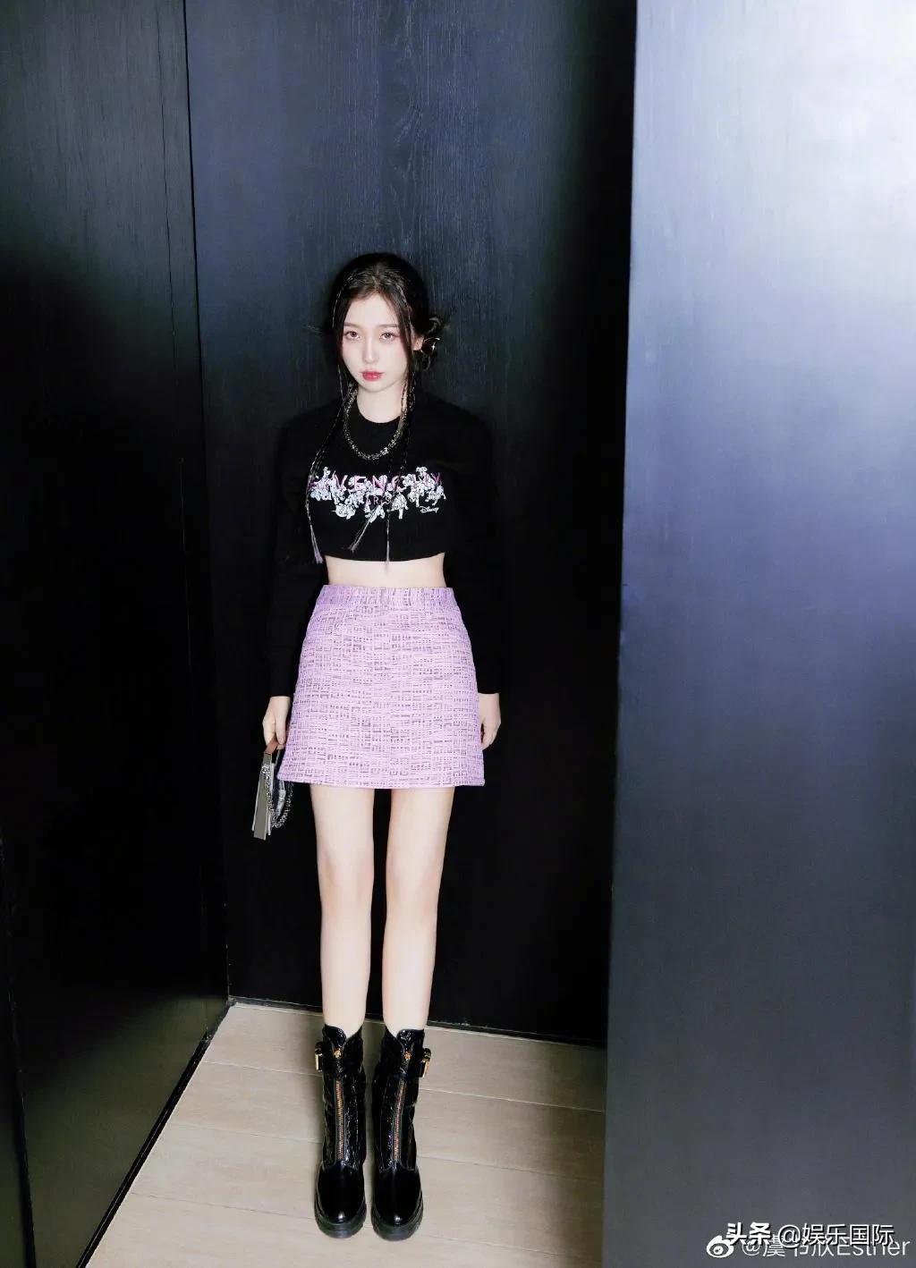 虞书欣晒美照娇艳迷人 穿小粉裙妆容精致