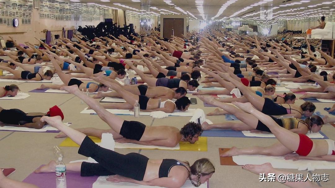 女孩花10000美元学瑜伽，却被叫去按摩陪睡，印度大师荒唐事被扒