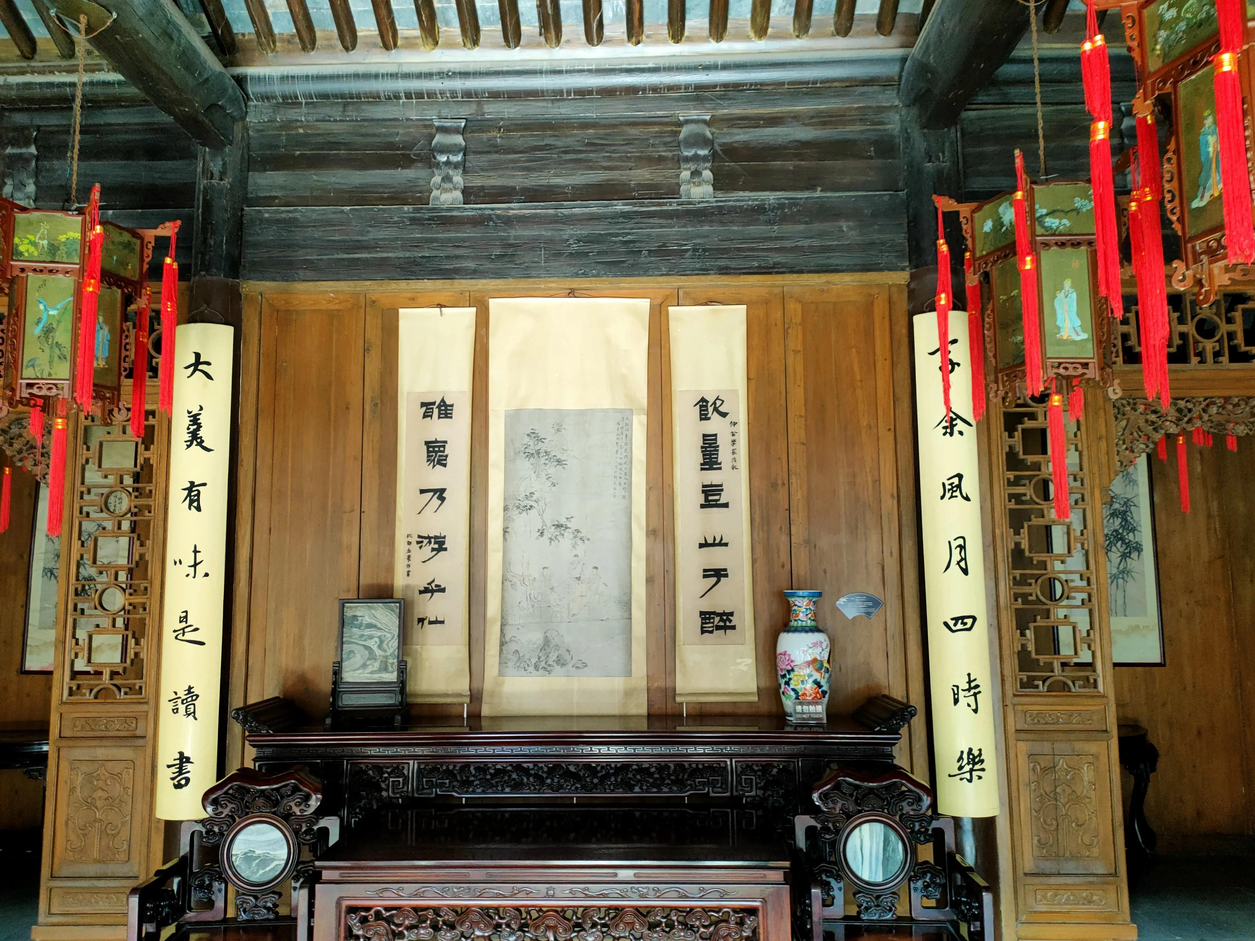 楠木厅立柱上的楹联为:"家余风月四时乐,羹有味是读书",体现了园主人