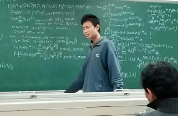 北大女生听完韦东奕的课，用公式抓娃娃一次成功，网友：求公式