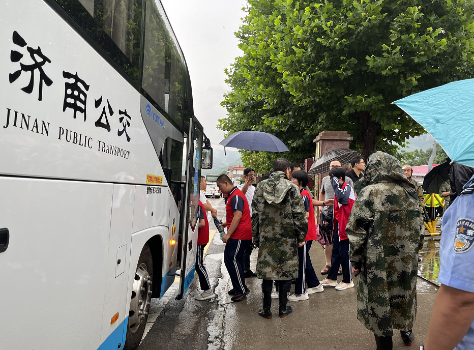 暴雨中墙塌山水进入，济南柳埠一千多名学生被困，当地组成人墙转移！救援人员：听到最多的话是叔叔辛苦了