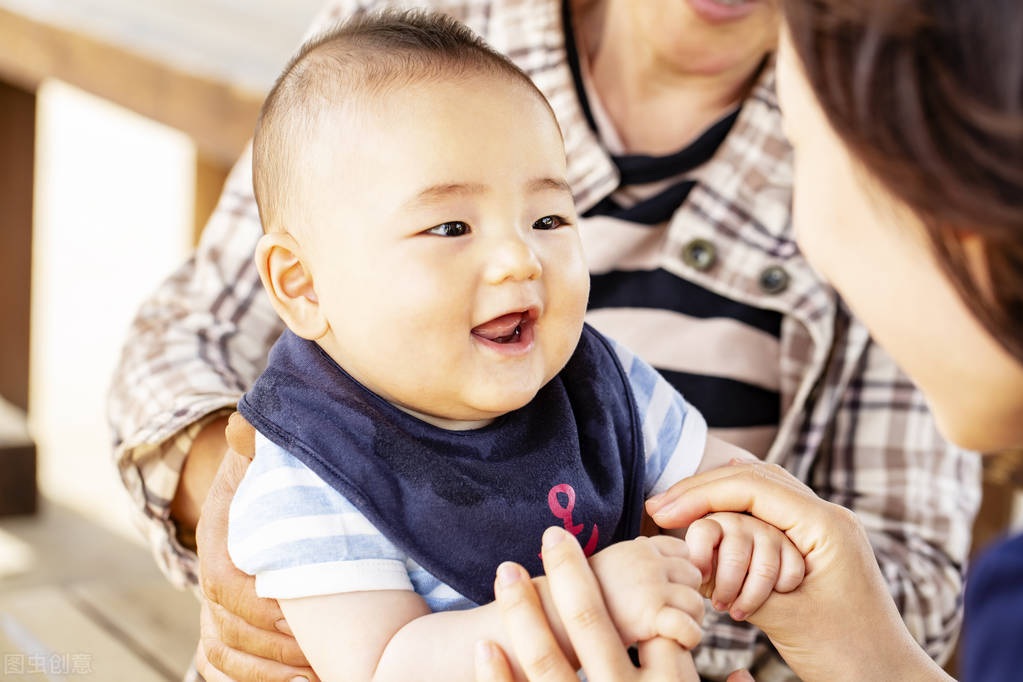 奶奶有双大脚，媒婆迟迟没有上门，那时候人觉得女孩子脚大无富贵