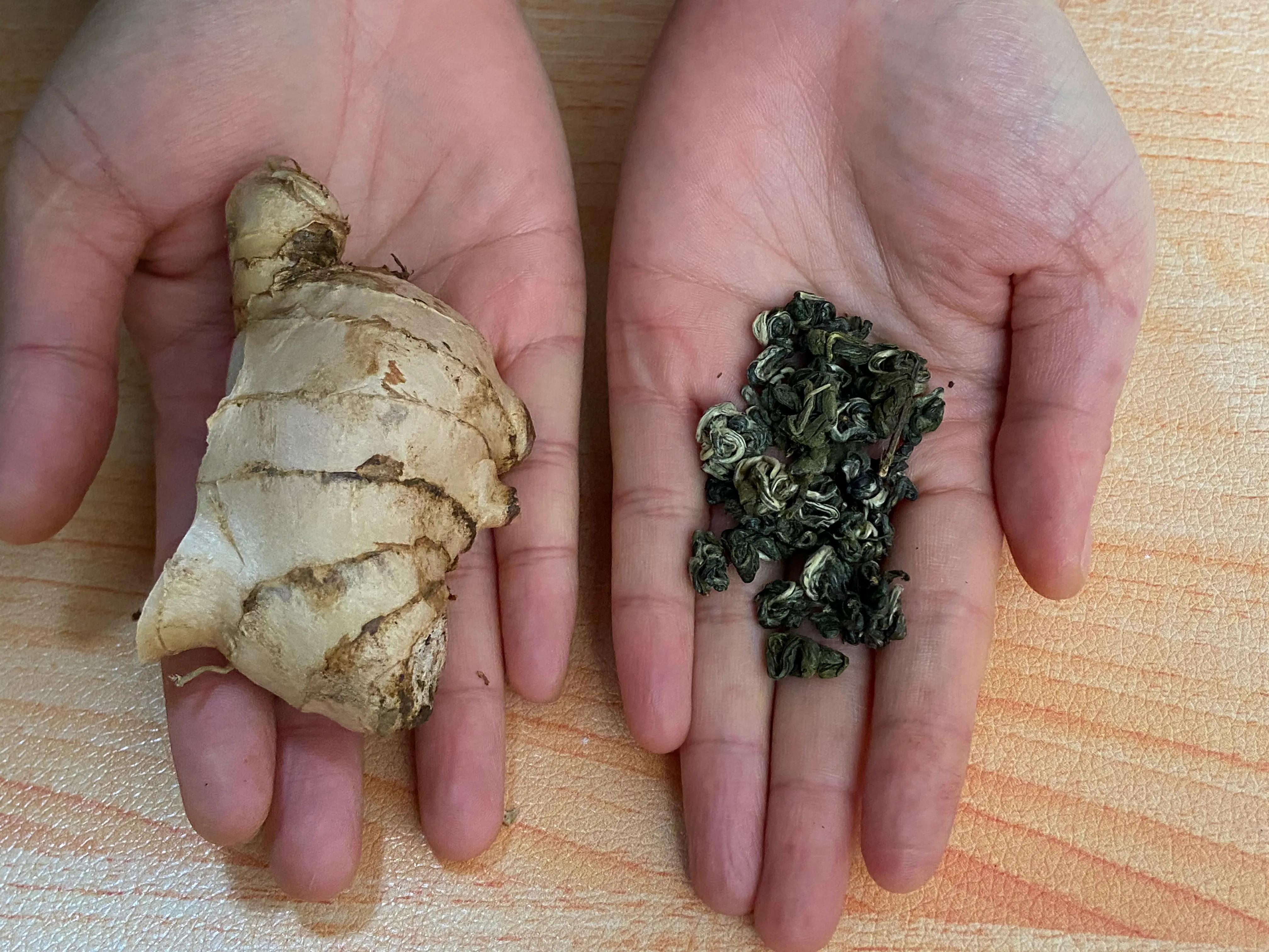 生姜加茶叶泡水喝作用厉害了，解决了很多人的问题，简单又实用