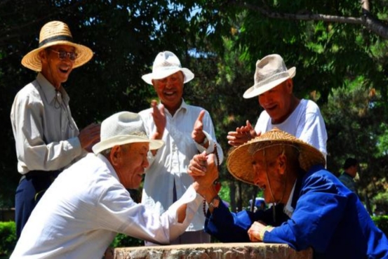 高龄津贴迎改动，年过“这个数”的老人，每月能多领200元补贴