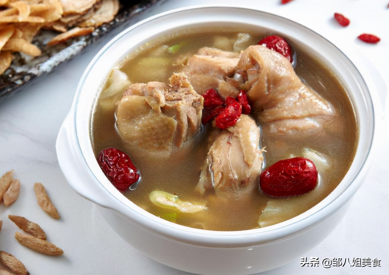 炖鸡汤，记住“加2步放3样”，炖好后鸡汤鲜香无腥，浓郁好喝