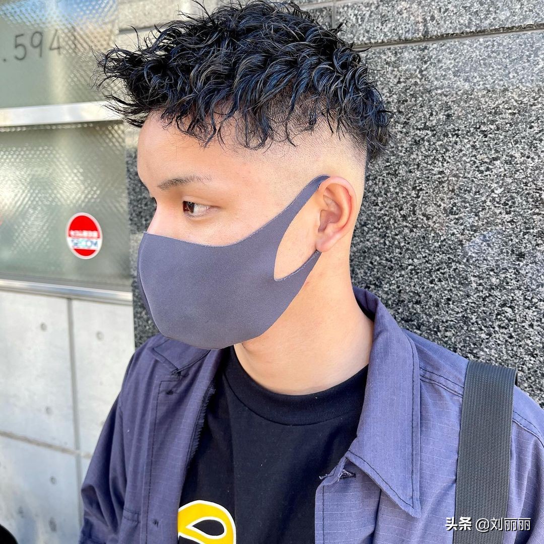 男士发型怎么剪才帅气？两侧推短三七分不连接，效果都不错