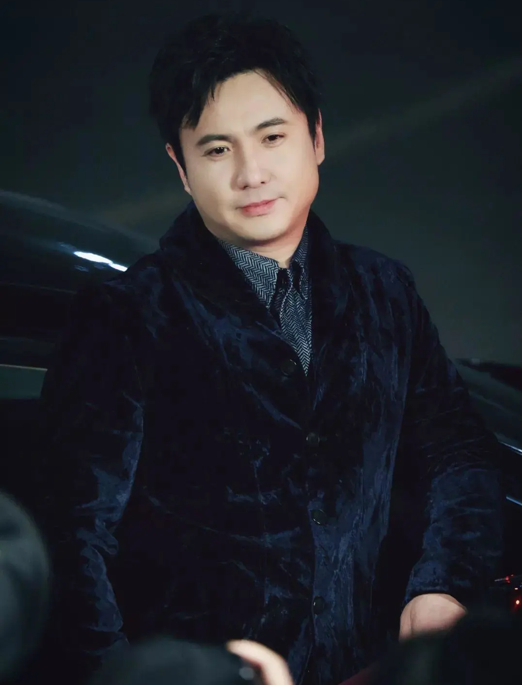 沈腾被偶遇三亚冲浪,身旁一高挑美女同行,本人湿发身材暴瘦明显