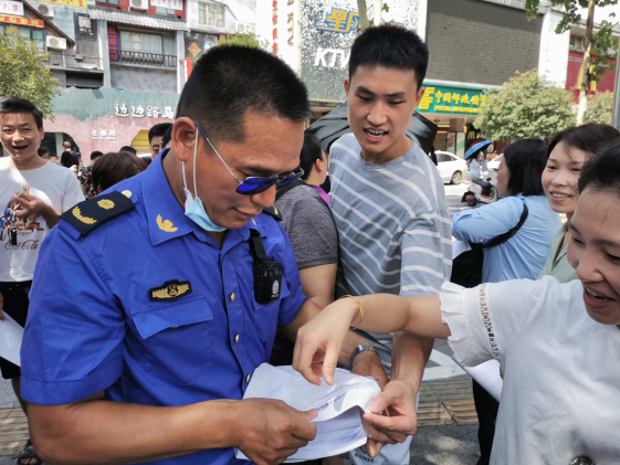 为什么国家允许摆地摊，城管却不让？背后有何原因