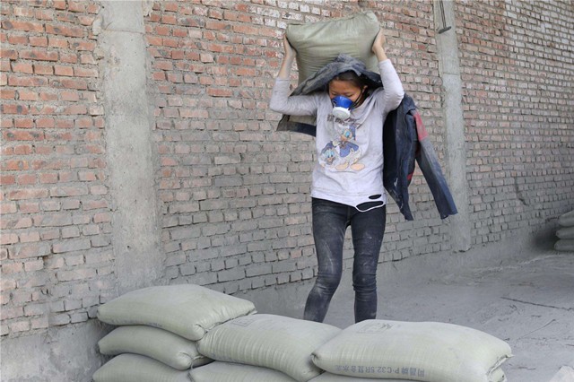 水泥妹靠卖惨走红,自称每天扛30吨水泥,骗局揭露后状况如何?