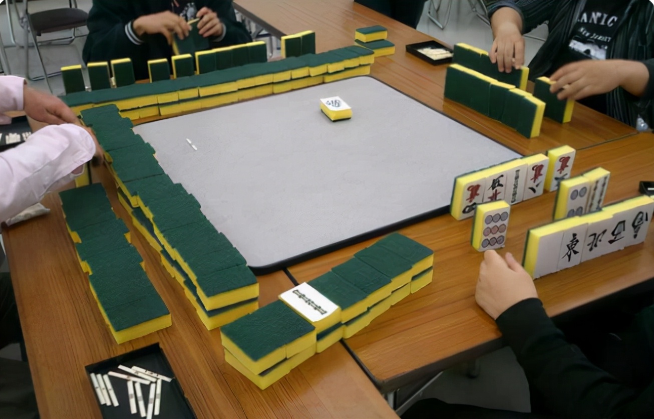 大学寝室里的“神操作”，一个赛一个的有才，辅导员查寝时笑出声