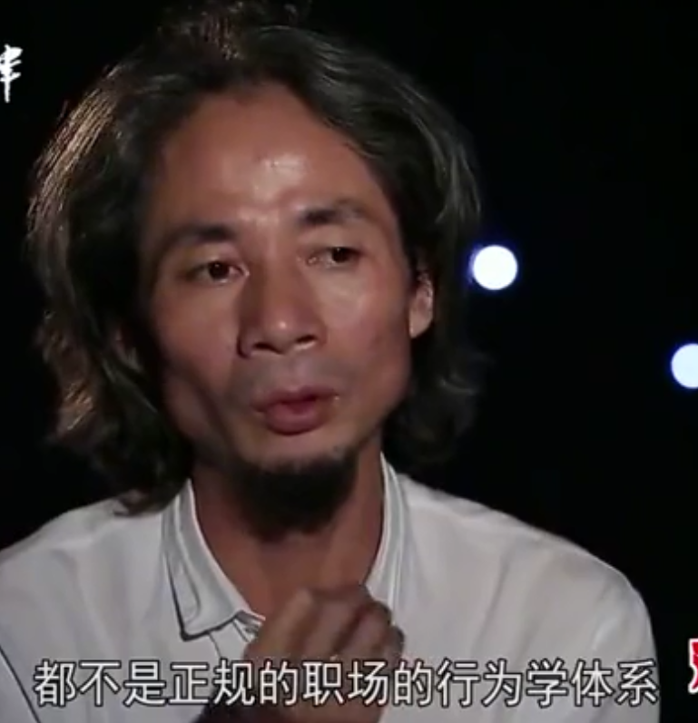 大学生面试穿着性感，炫耀夜店经历：美女不用花钱，被当场痛批