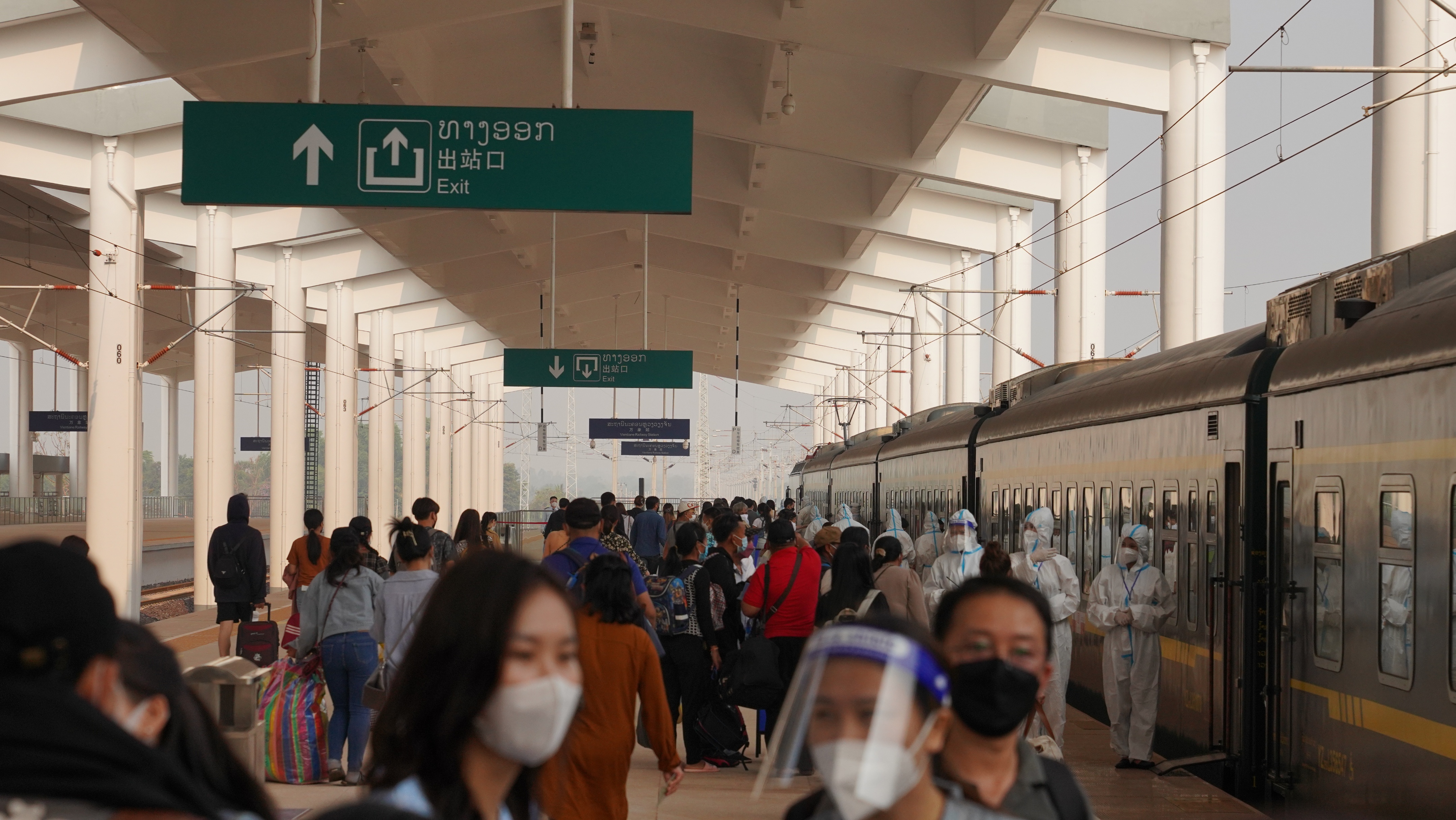 中老铁路老挝段首开普速旅客列车