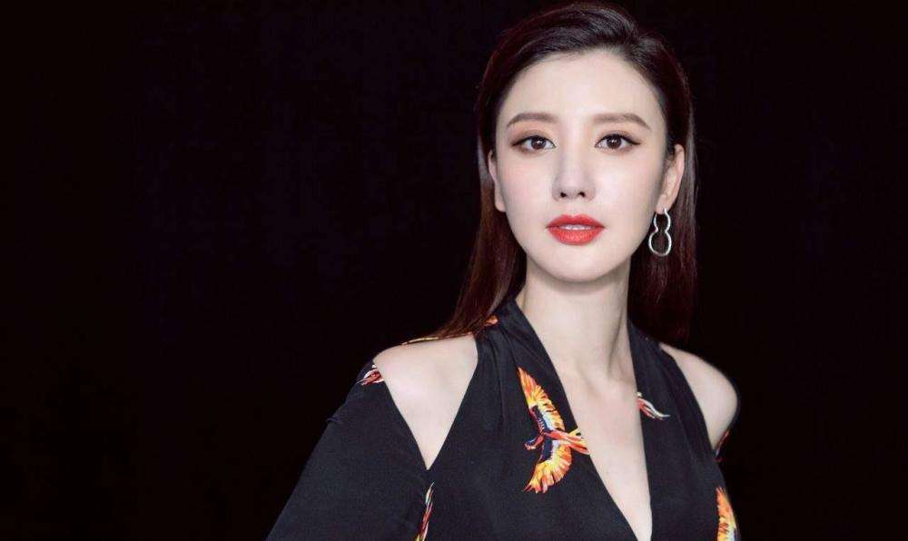 考古！张萌“环球小姐”时期的颜值，比现在好看多了