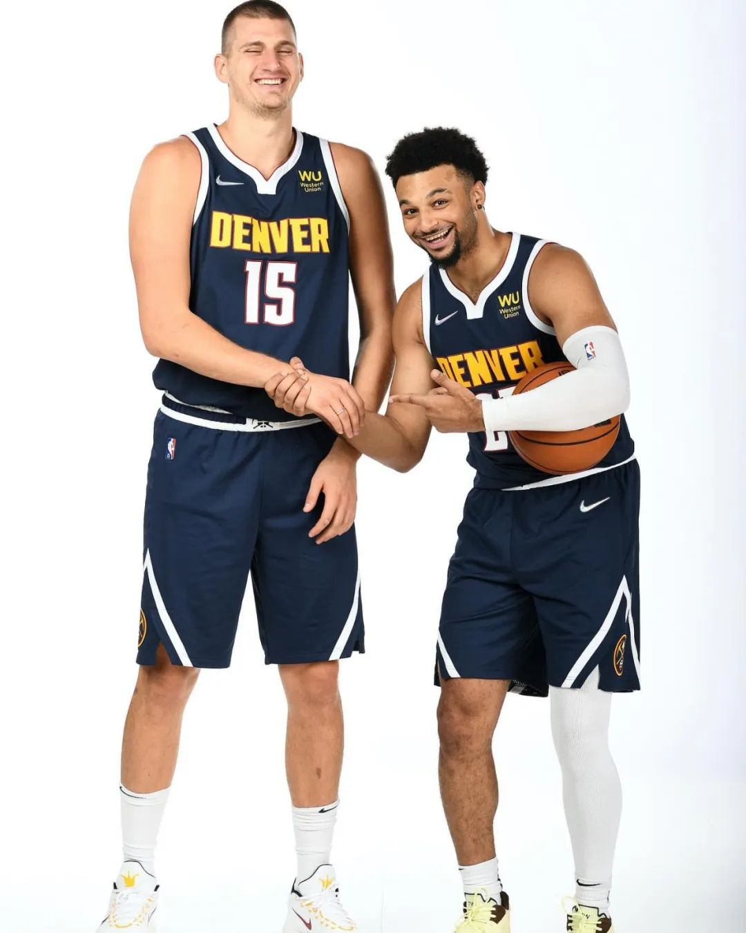 nba巨星为什么不签长期合同(5年2.7亿美元！他穿着背心拖鞋，签下NBA历史第一大合同)