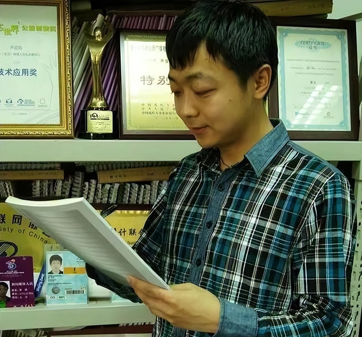 他36岁，年少失明，北漂后成主持人、主编、摄影师，已结婚生女