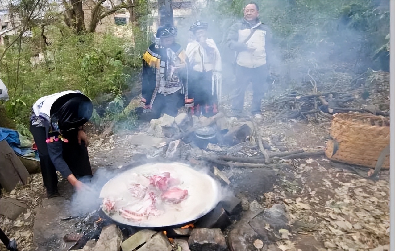 昆明这个古寨，有国内唯一的男人节，还有片神秘树林是女人禁地