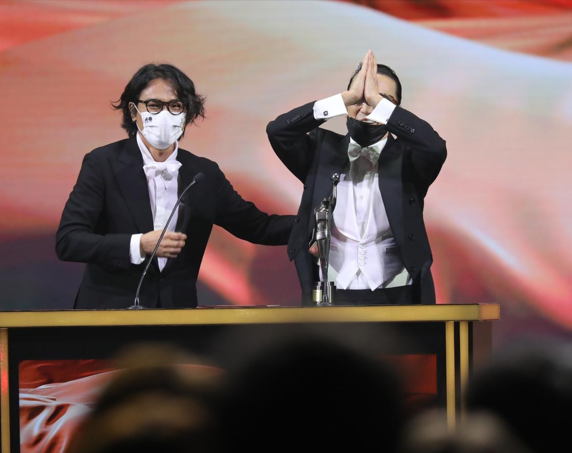 港媒直击85岁谢贤歪嘴拄拐杖，出动5人团队护驾，令人担忧其健康